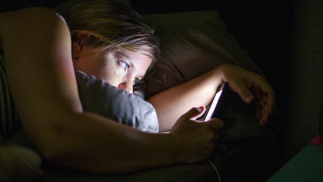 5 причин, почему вам не стоит использовать смартфон в постели